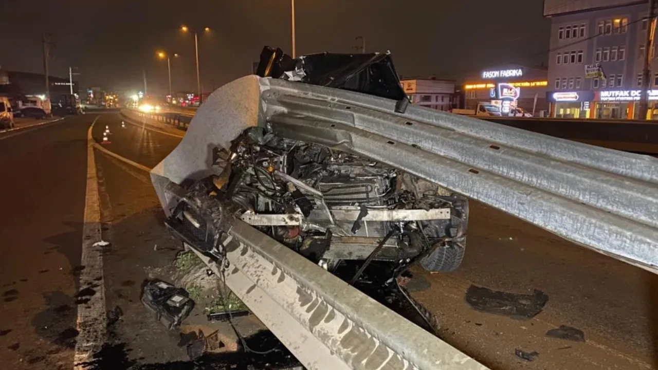 Paramparça olan aracın içinden burnu bile kanamadan çıktı