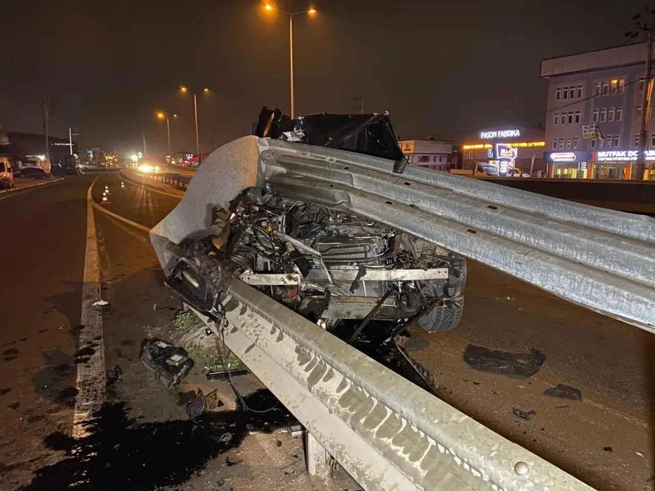 Paramparça olan aracın içinden burnu bile kanamadan çıktı