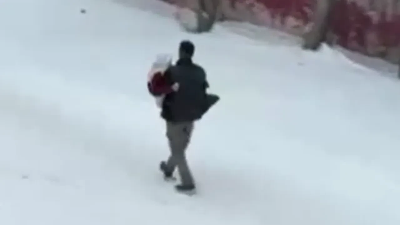 Rahatsızlanan annesini kucağında taşıdı! Kars'ta vefa dolu anlar