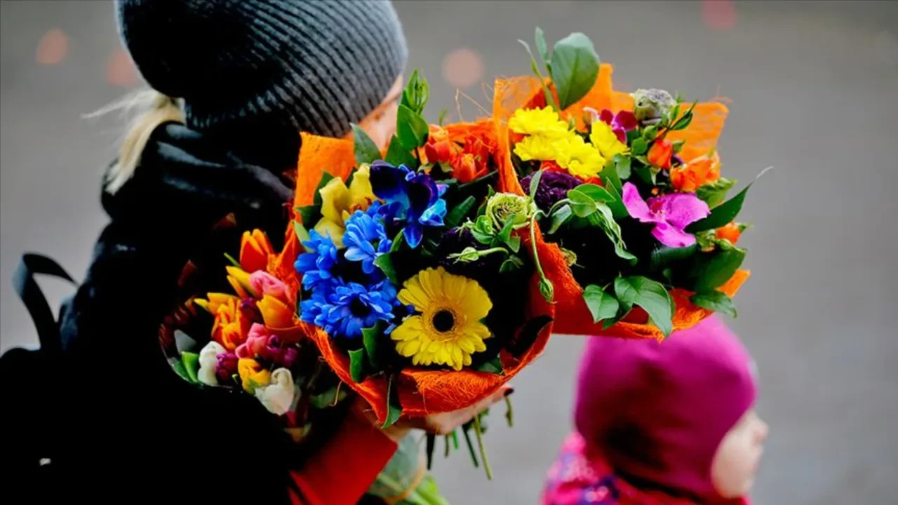 Salon bitkileriniz kış uykusunda mı yoksa ölüyor mu? Yaprakları küsen çiçeği canlandıran 'Muz Kabuğu' suyu