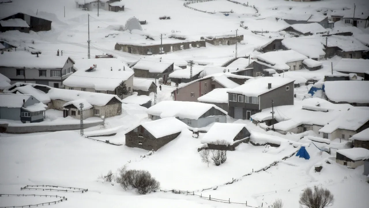 Türkiye kara teslim! Birçok kentte hayat durma noktasına geldi: Bin 119 yerleşim yerine ulaşım sağlanamıyor