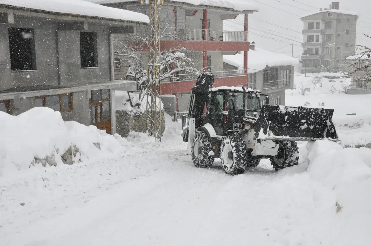 Türkiye kara teslim! Birçok kentte hayat durma noktasına geldi: Bin 119 yerleşim yerine ulaşım sağlanamıyor