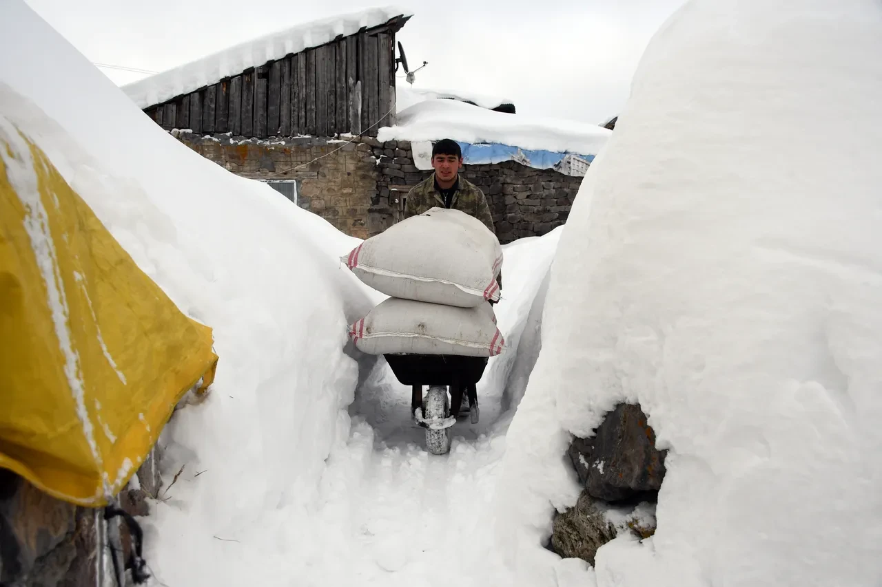 Türkiye kara teslim! Birçok kentte hayat durma noktasına geldi: Bin 119 yerleşim yerine ulaşım sağlanamıyor