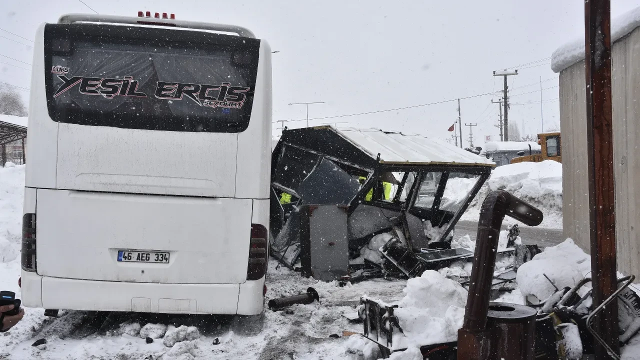 Yolcu otobüsü polis uygulama noktasına daldı! Yaralı polisler var