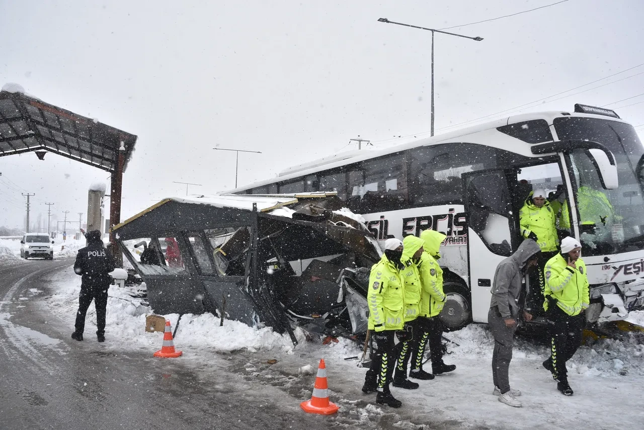 Yolcu otobüsü polis uygulama noktasına daldı! Yaralı polisler var
