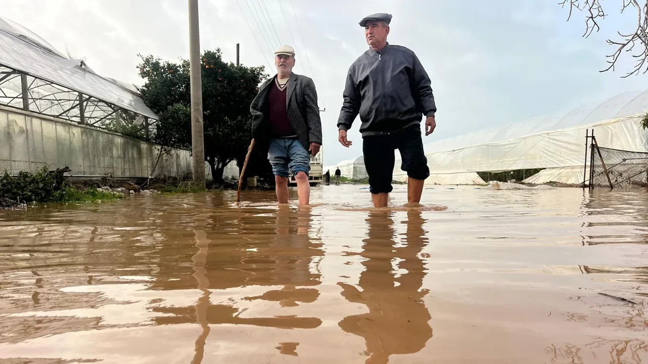 Antalya'yı sağanak vurdu! Evler, dükkanlar, tarlalar sular altında kaldı, hayvanlar can verdi