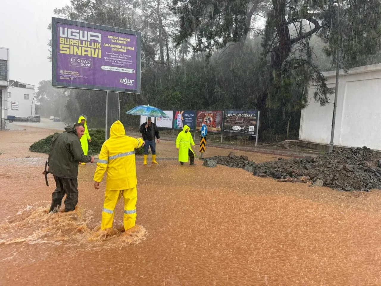 Antalya'yı sağanak vurdu! Evler, dükkanlar, tarlalar sular altında kaldı, hayvanlar can verdi