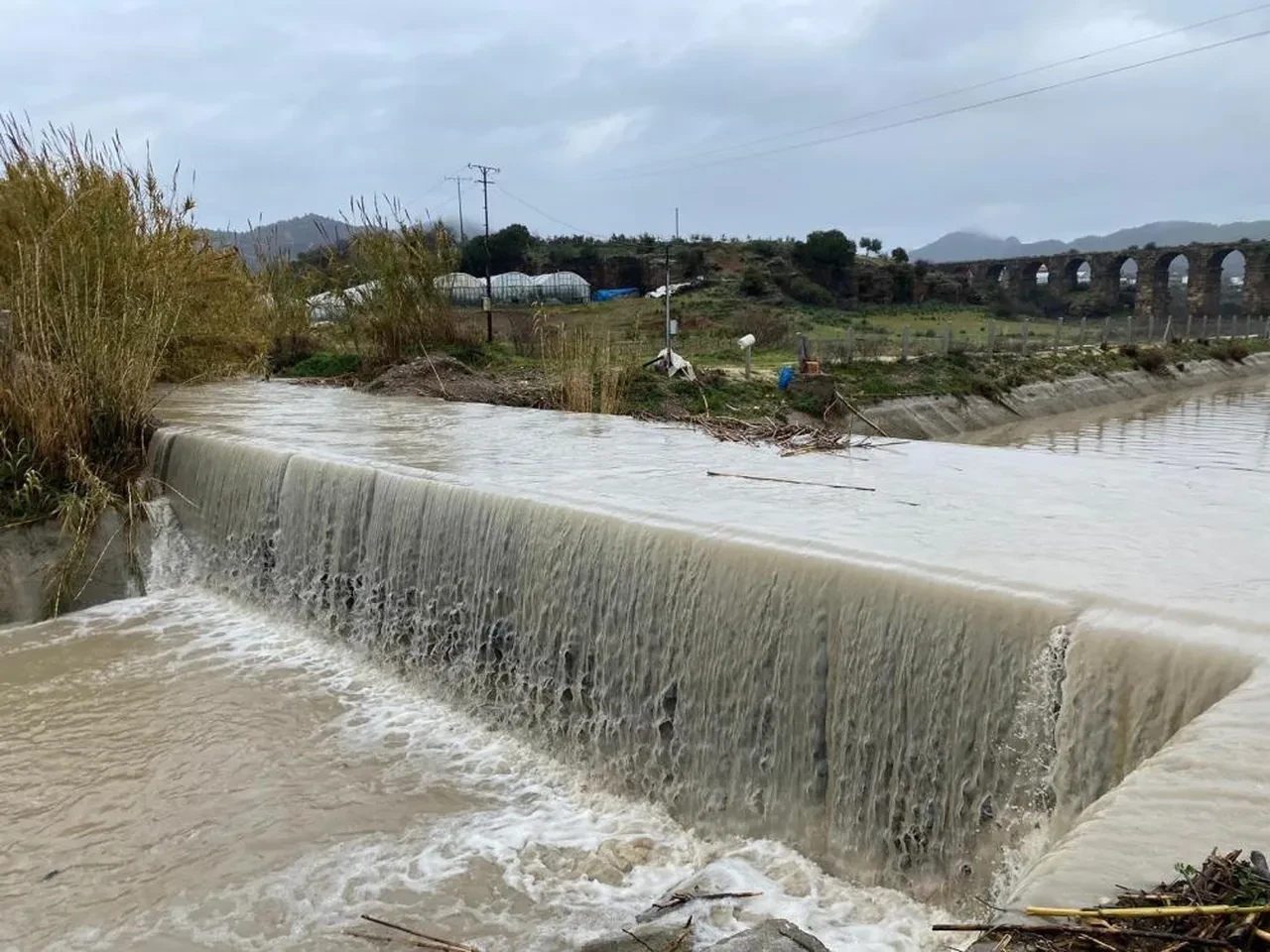 Antalya'yı sağanak vurdu! Evler, dükkanlar, tarlalar sular altında kaldı, hayvanlar can verdi