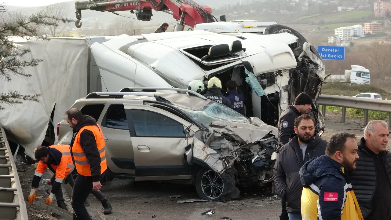 Demir yüklü tır karşı şeride daldı: Ölü ve yaralılar var