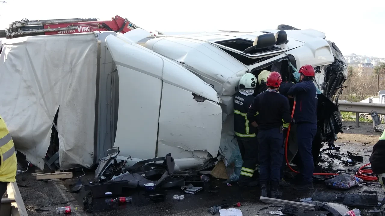 Demir yüklü tır karşı şeride daldı: Ölü ve yaralılar var
