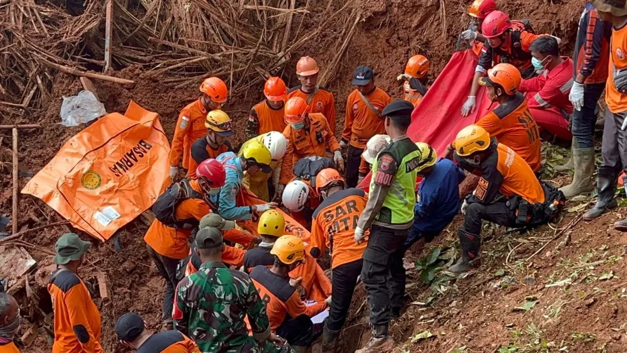 Endonezya'da toprak kayması felaketi! Çok sayıda ölü ve kayıp var