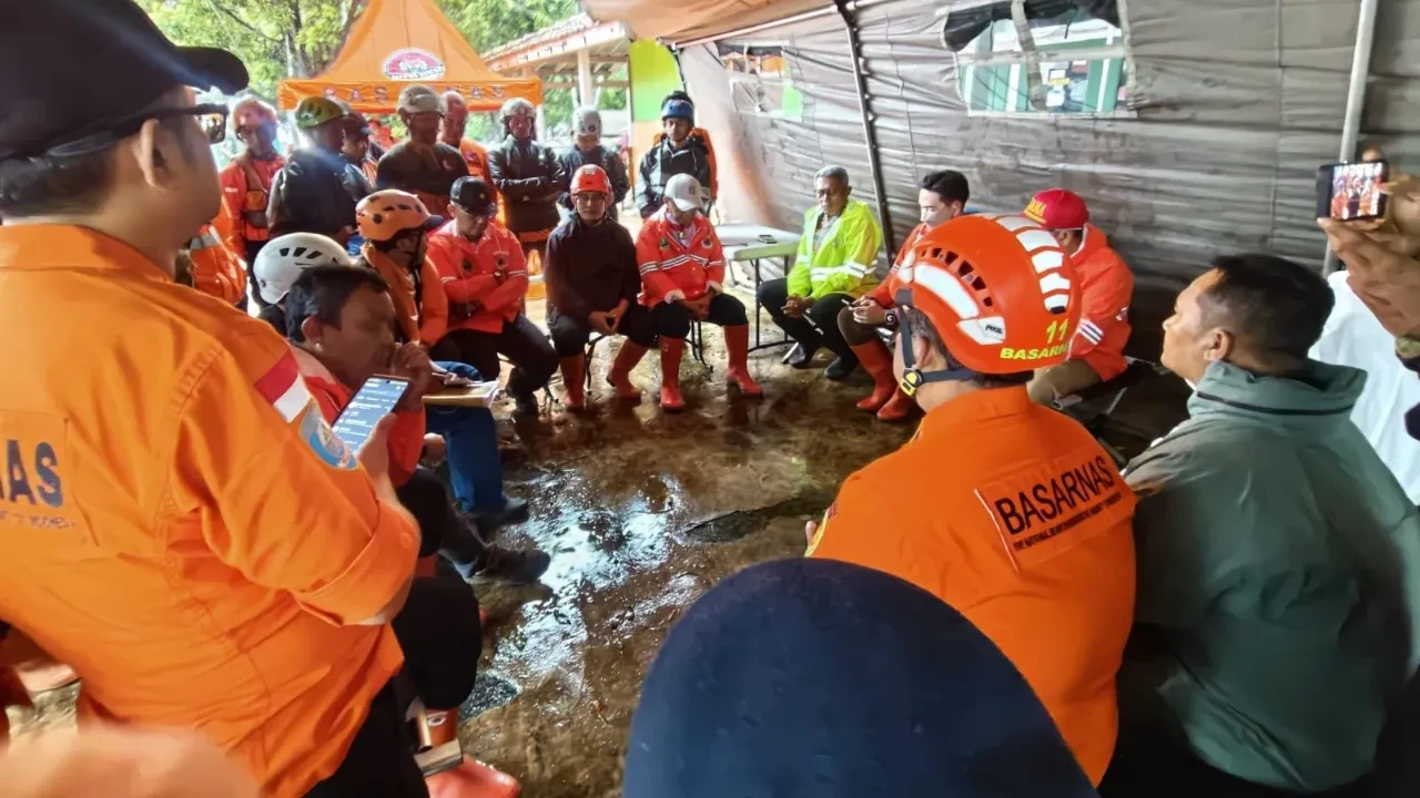 Endonezya'da toprak kayması felaketi! Çok sayıda ölü ve kayıp var