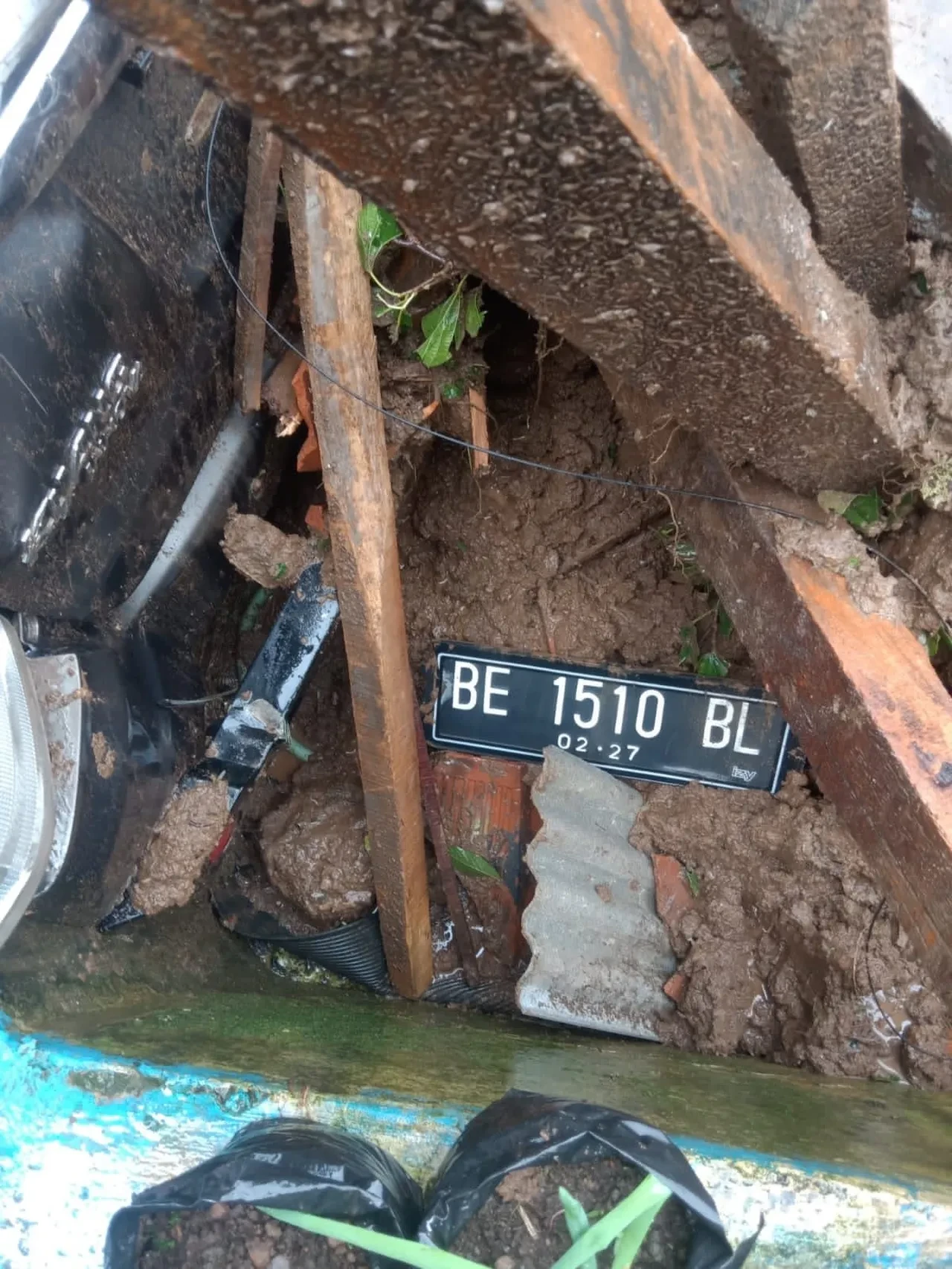 Endonezya'da toprak kayması felaketi! Çok sayıda ölü ve kayıp var