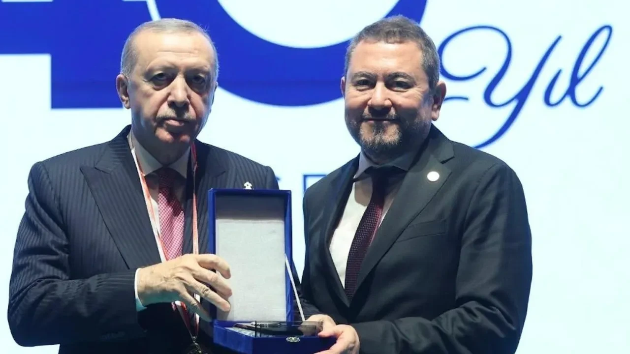 Erdoğan’dan İzmirli İş İnsanı Nazım Torbaoğlu’na Anlamlı Plaket