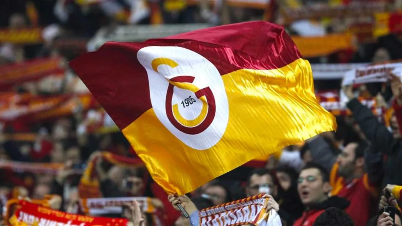 Galatasaray'da yeni transfer uçaktan mesaj gönderdi!