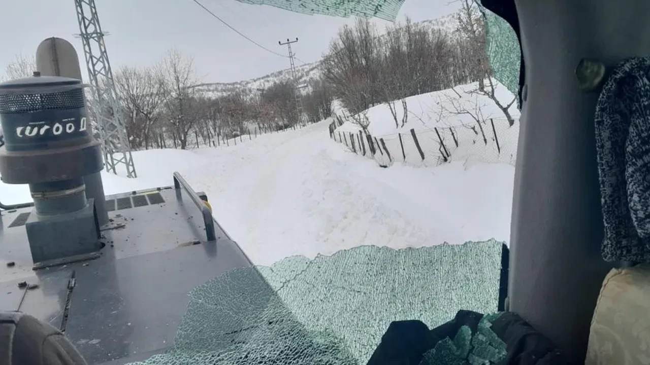 Kar altındaki Bingöl'de yolun açılmamasına kızan köylüler iş makinesine saldırdı