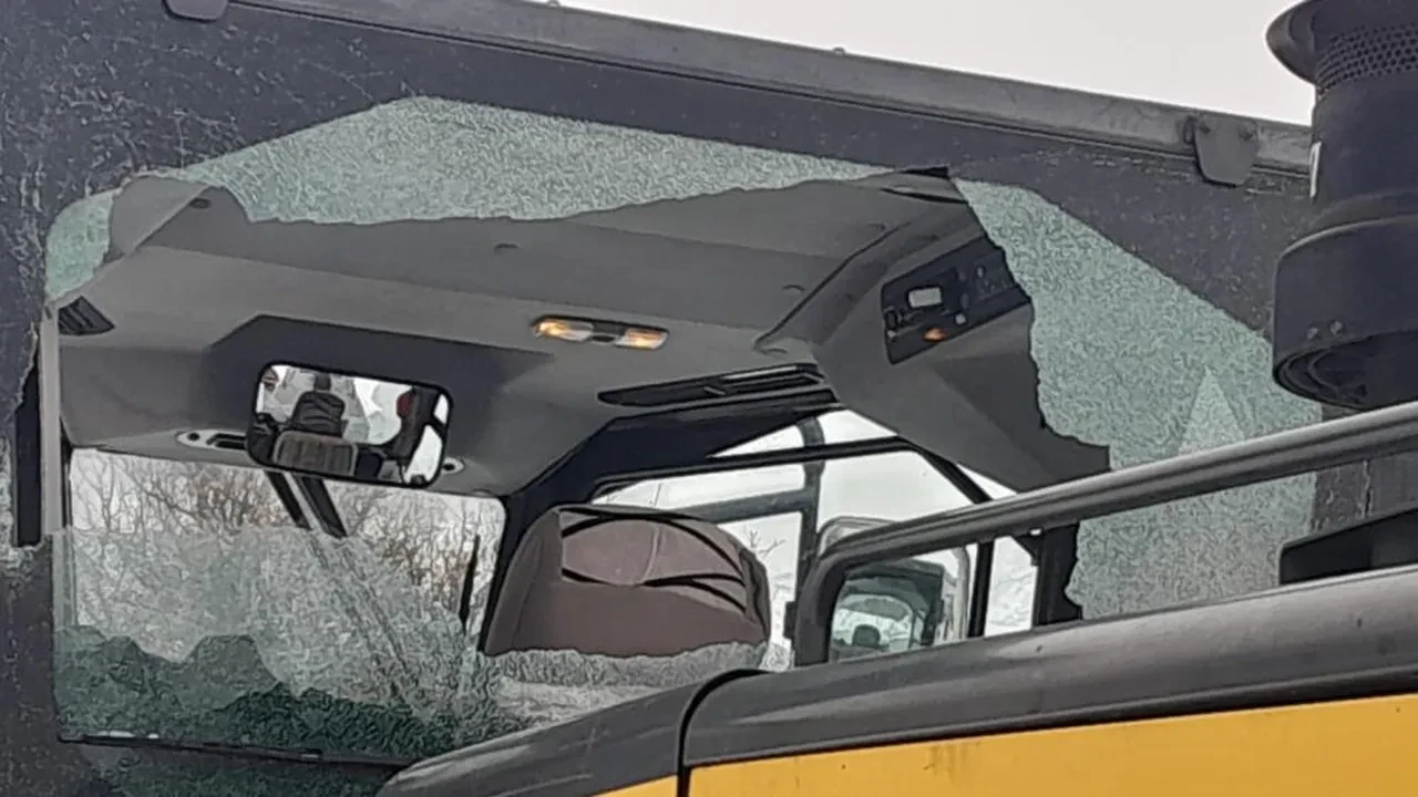 Kar altındaki Bingöl'de yolun açılmamasına kızan köylüler iş makinesine saldırdı 