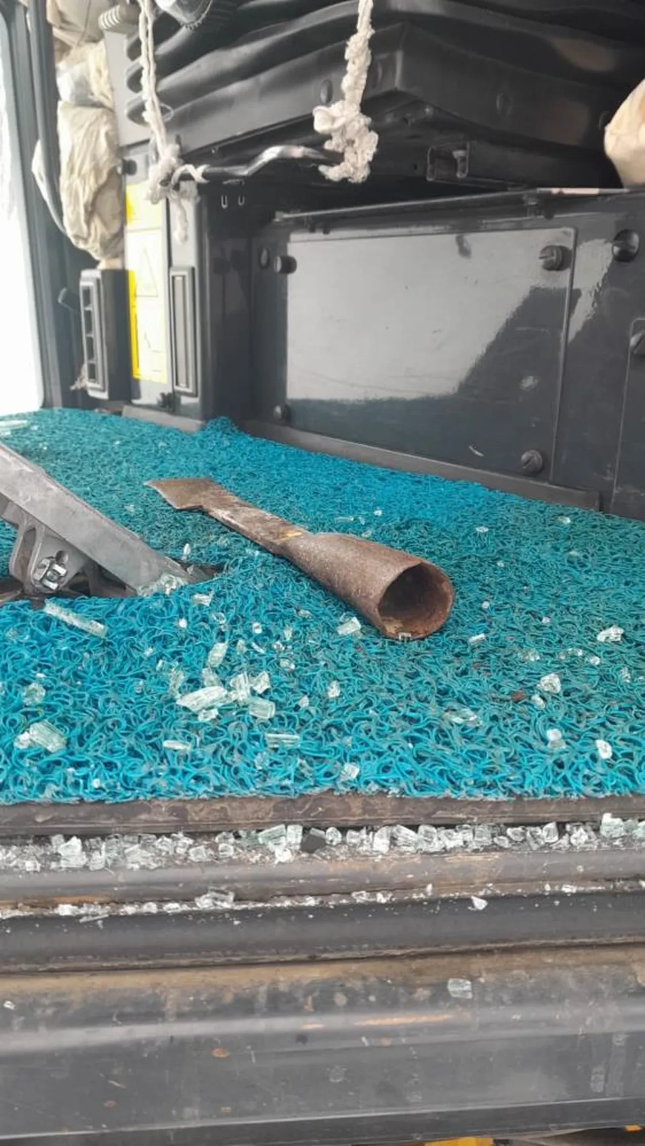 Kar altındaki Bingöl'de yolun açılmamasına kızan köylüler iş makinesine saldırdı 