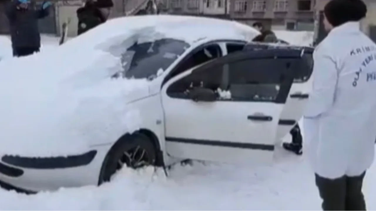 Kayıp olarak aranan şahsın cesedi karlar altındaki araçta bulundu
