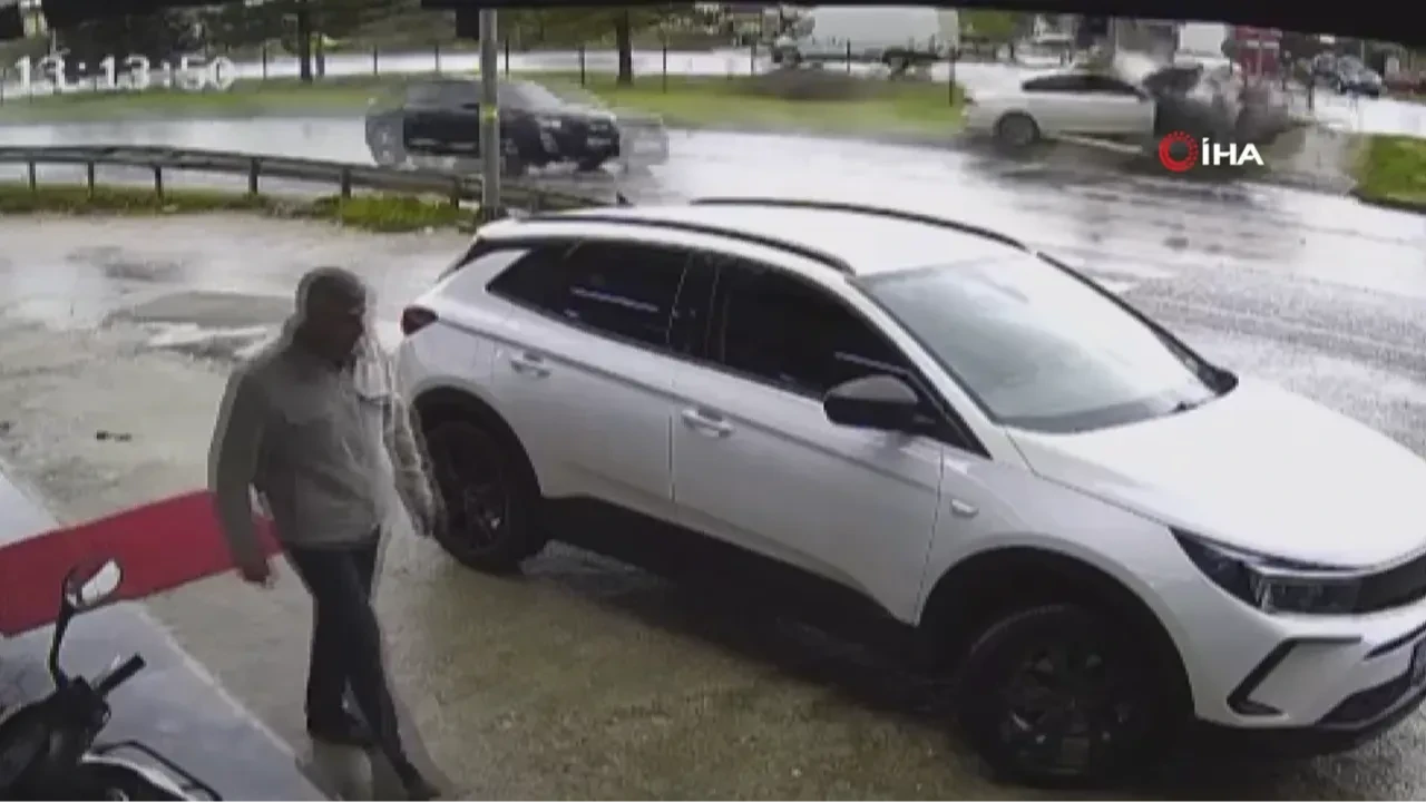 Kontrolünü kaybeden araç, direğe çarparak paramparça oldu: Feci kaza kamerada!