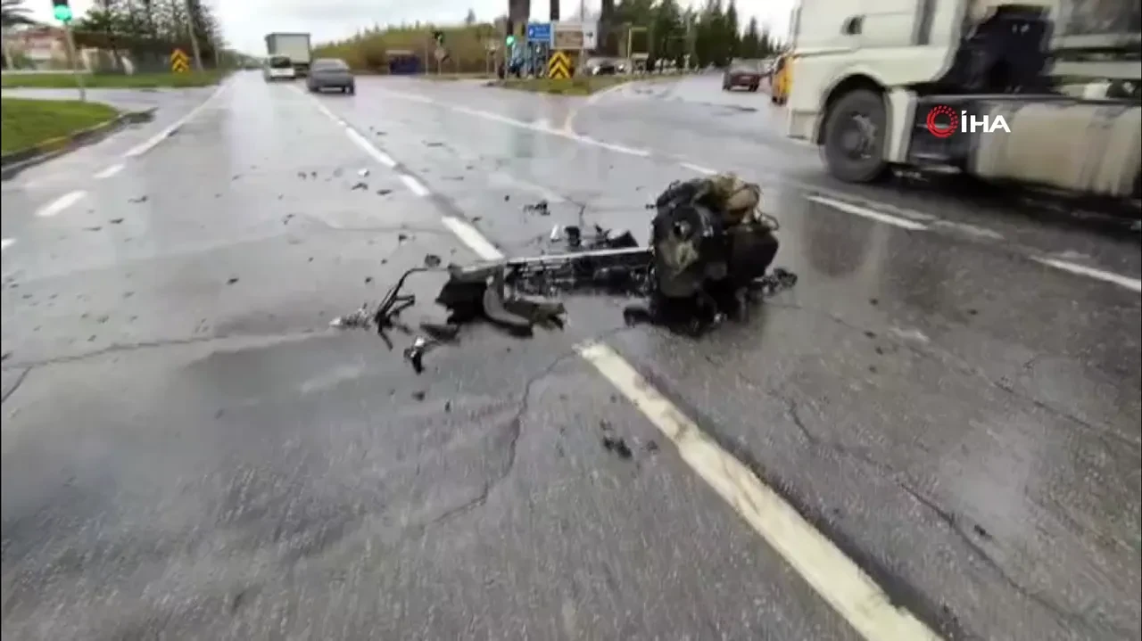 Kontrolünü kaybeden araç, direğe çarparak paramparça oldu: Feci kaza kamerada!