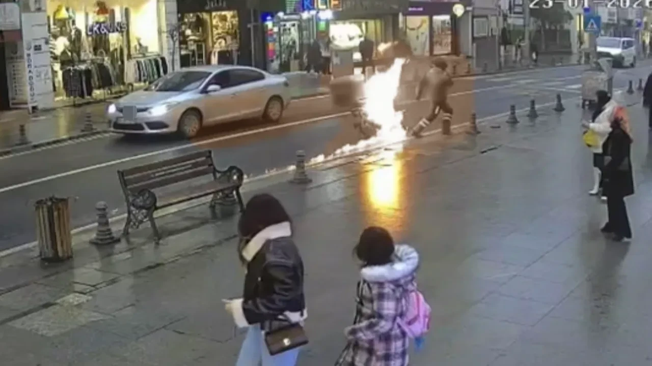 Motosiklet seyir halindeyken alevler içinde kaldı: Sürücünün üzerinden atlama anı kamerada!