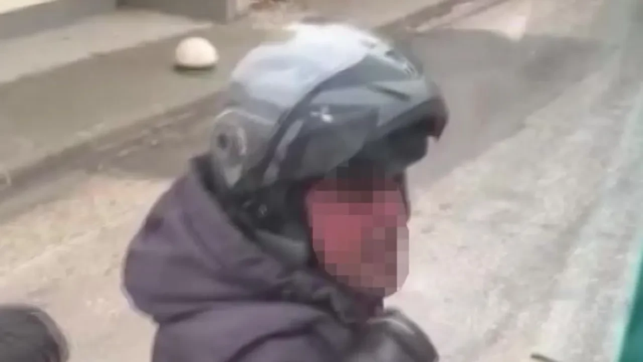 Trafikte kaskıyla saldırdı: 'Canımız bu kadar ucuz mu' tepkisi