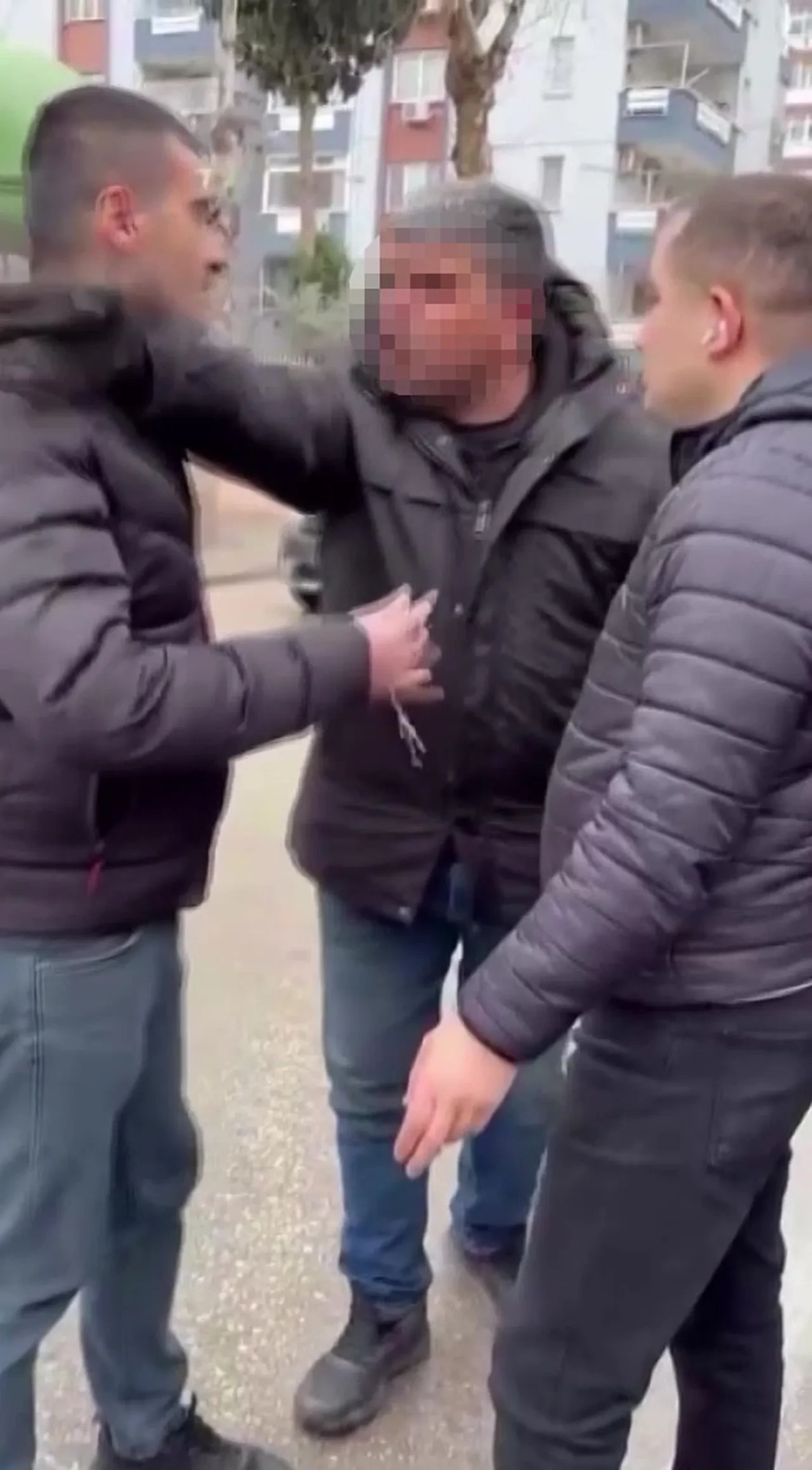 Trafikte kaskıyla saldırdı: 'Canımız bu kadar ucuz mu' tepkisi