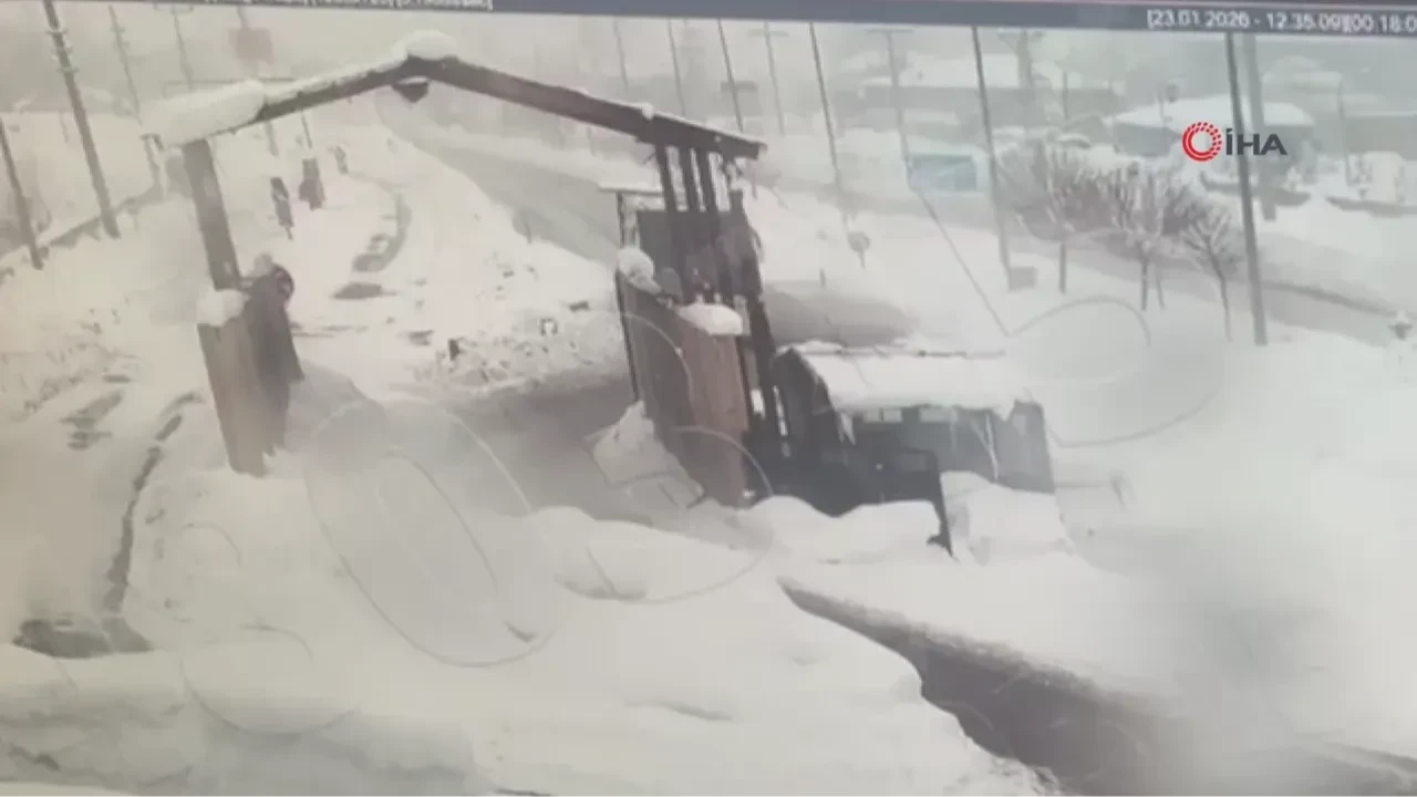 Yolcu otobüsünün polis noktasına çarpma anı kamerada!