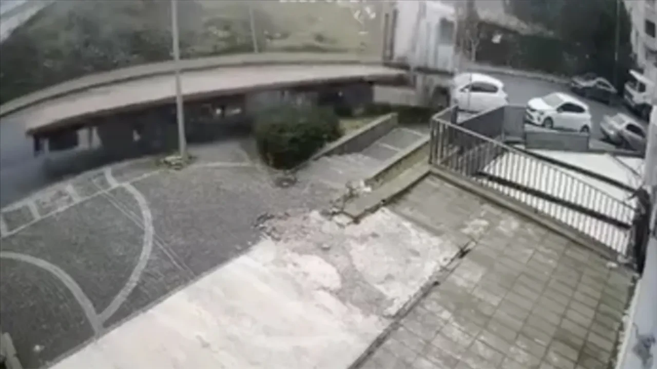 Başakşehir'de kaymaya başlayan tır 5 araca çarparak durdu 