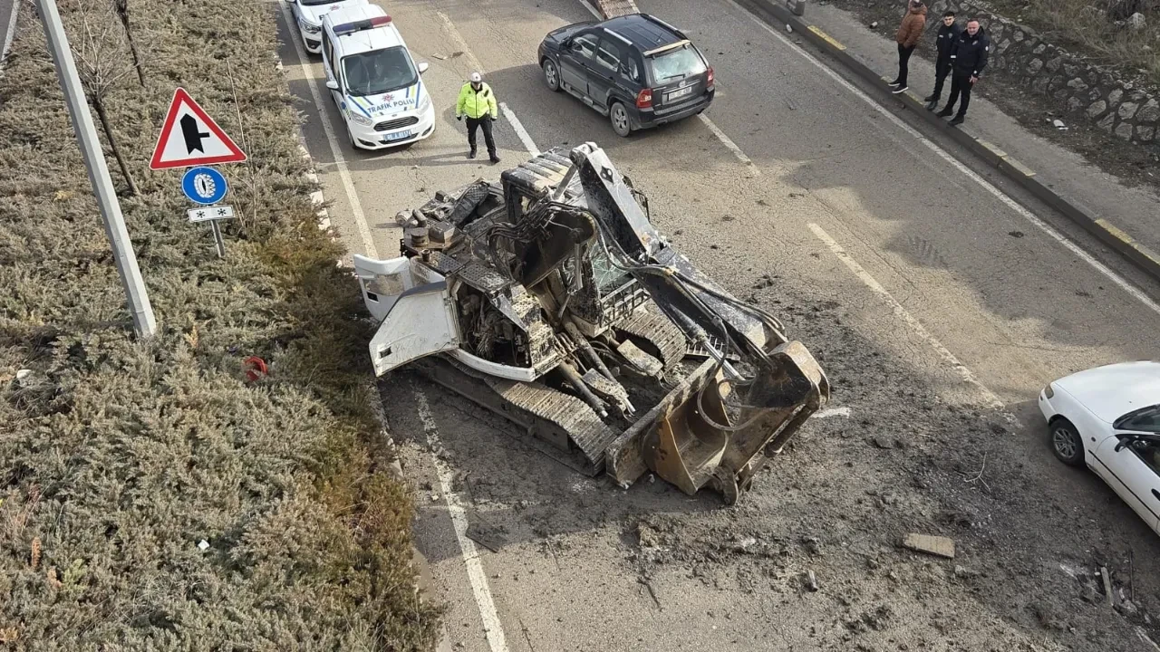 Başkentte facia kıl payı atlatıldı! Tırdaki kepçe yolun ortasına düştü