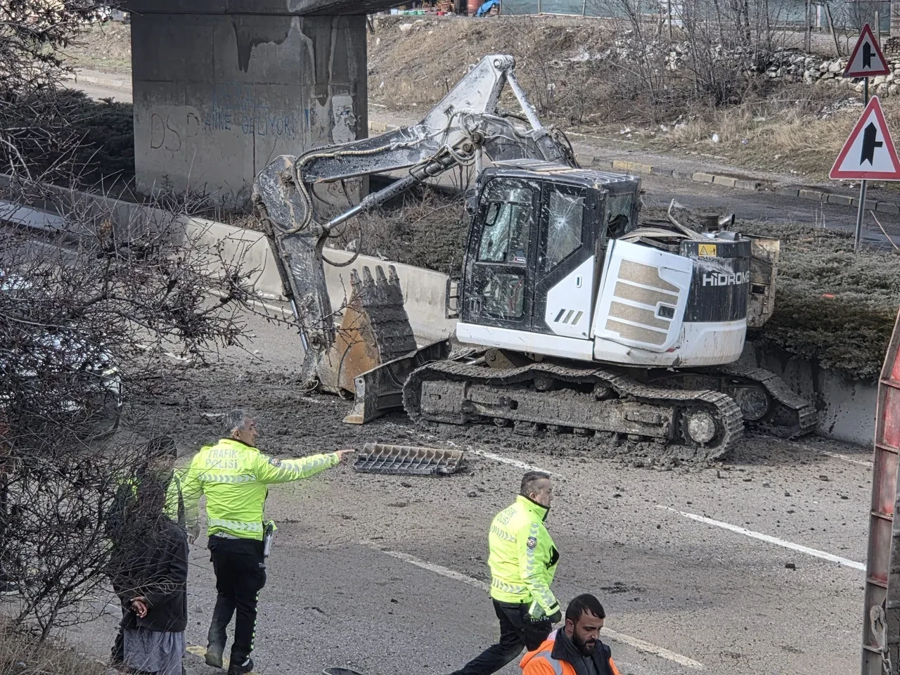 Başkentte facia kıl payı atlatıldı! Tırdaki kepçe yolun ortasına düştü
