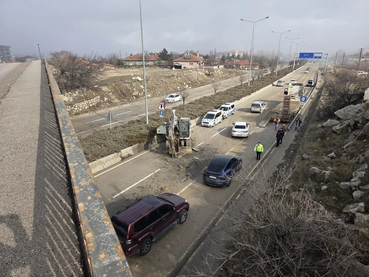 Başkentte facia kıl payı atlatıldı! Tırdaki kepçe yolun ortasına düştü