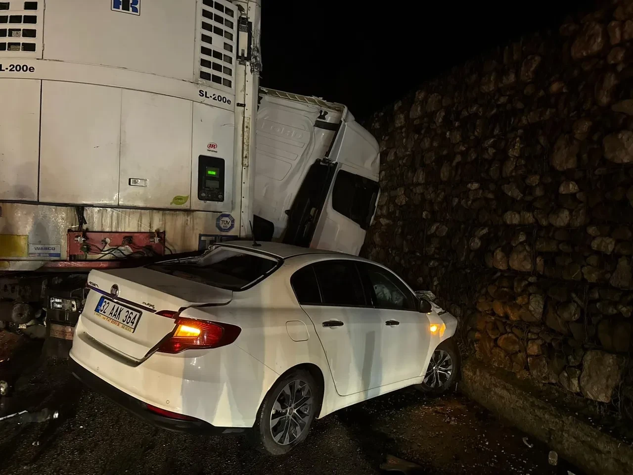 Burdur'da zincirleme kaza: Ölü ve yaralılar var