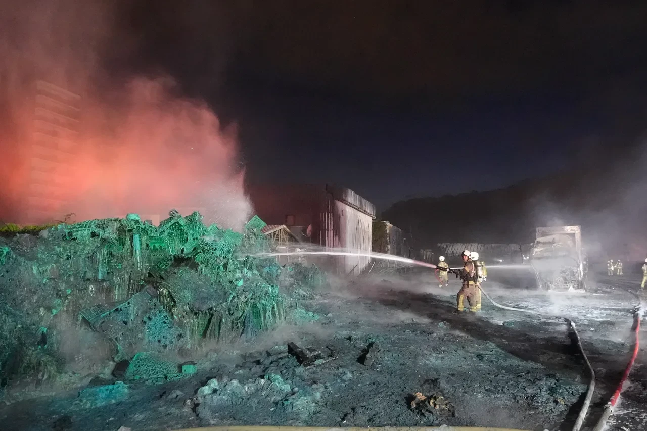 Büyükçekmece'de plastik kasa fabrikasında yangın