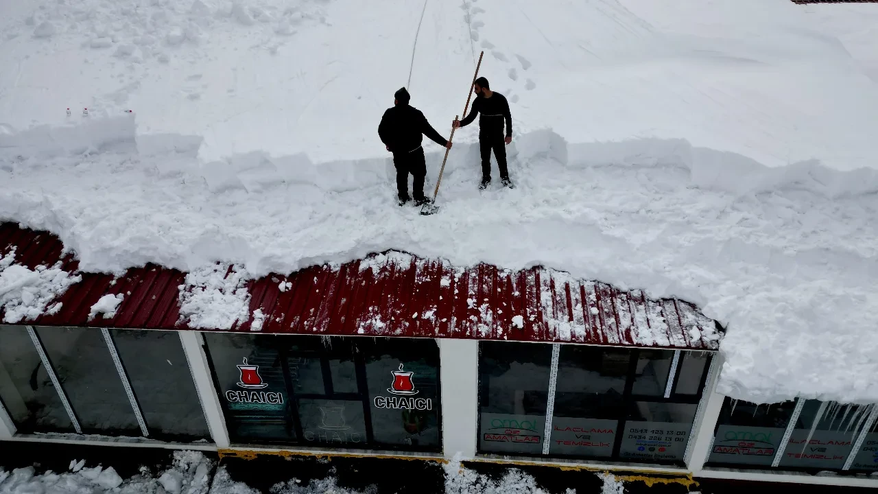En zorlu temizlik görevi başladı! Bellerine bağladıkları iplerle çatıya çıkıyorlar