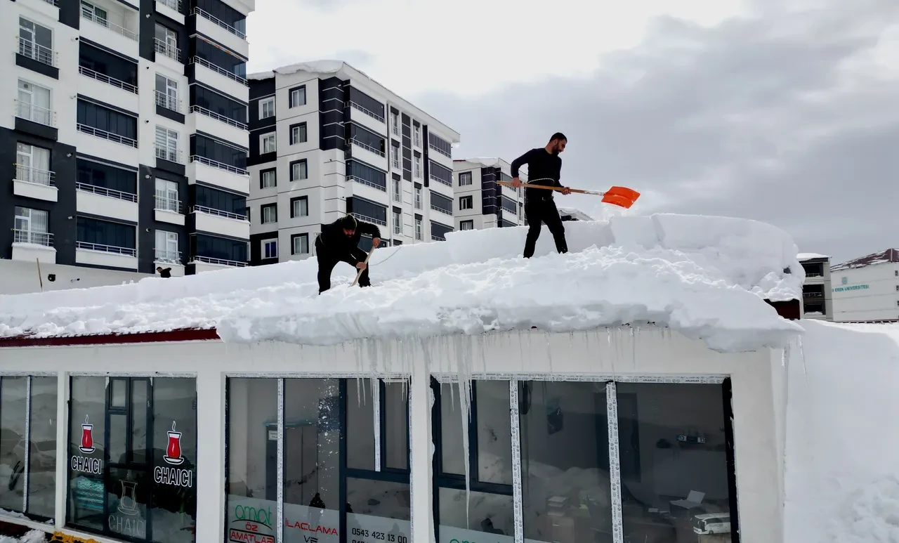 En zorlu temizlik görevi başladı! Bellerine bağladıkları iplerle çatıya çıkıyorlar