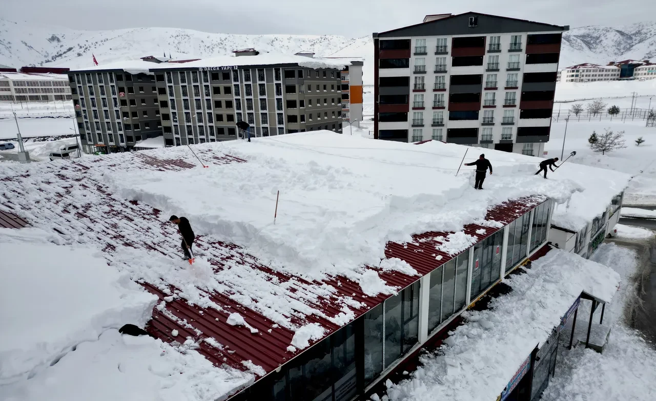 En zorlu temizlik görevi başladı! Bellerine bağladıkları iplerle çatıya çıkıyorlar