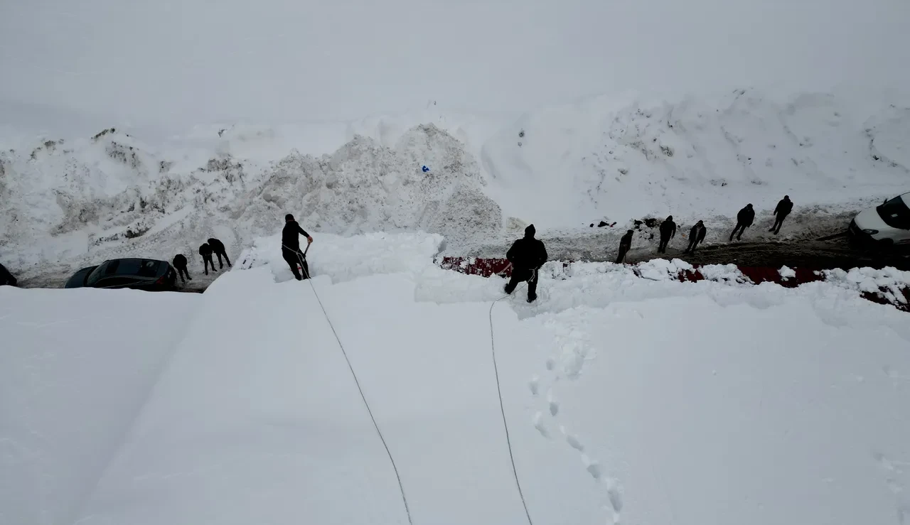 En zorlu temizlik görevi başladı! Bellerine bağladıkları iplerle çatıya çıkıyorlar