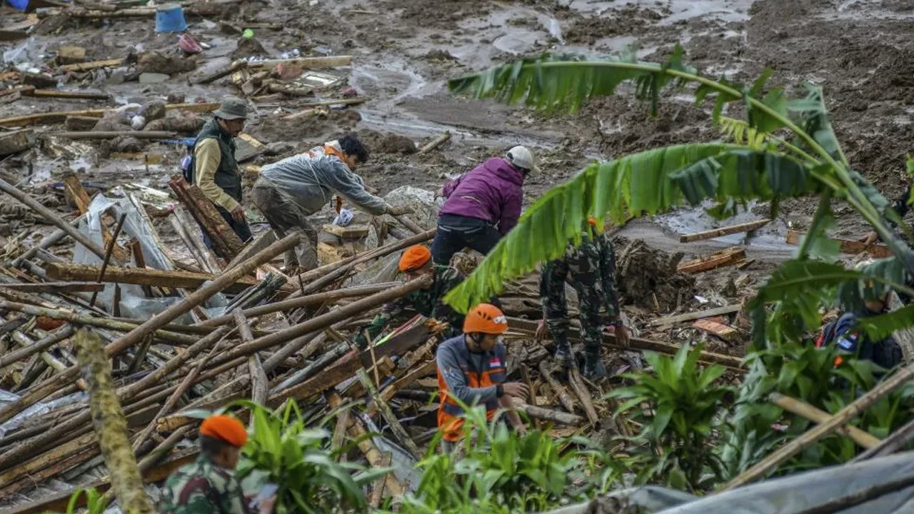 Endonezya'da toprak kaymasında can kaybı arttı