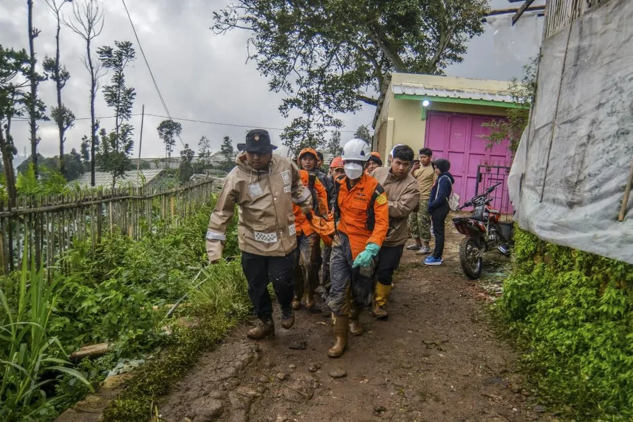 Endonezya'da toprak kaymasında can kaybı arttı