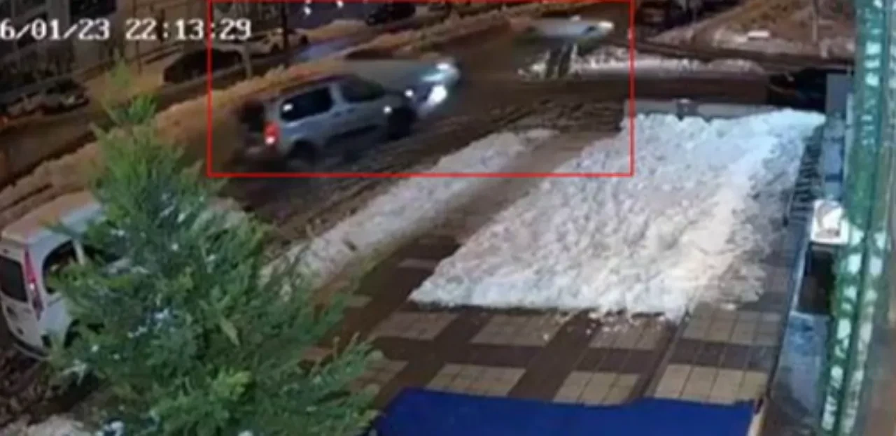 Feci kaza kamerada! Çarpışmanın etkisiyle 3 kişi yola savruldu