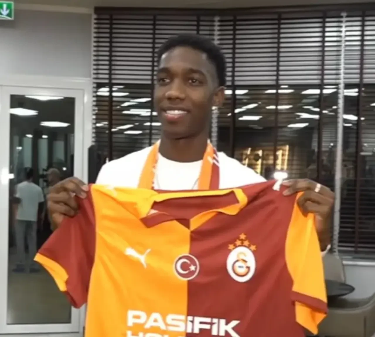 Galatasaray'ın yeni transferi uçaktan mesaj gönderdi!