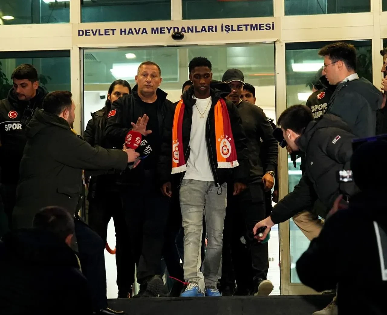 Galatasaray'ın yeni transferi Yaser Asprilla İstanbul'da! Fenerbahçeli John Duran'a mesaj yolladı