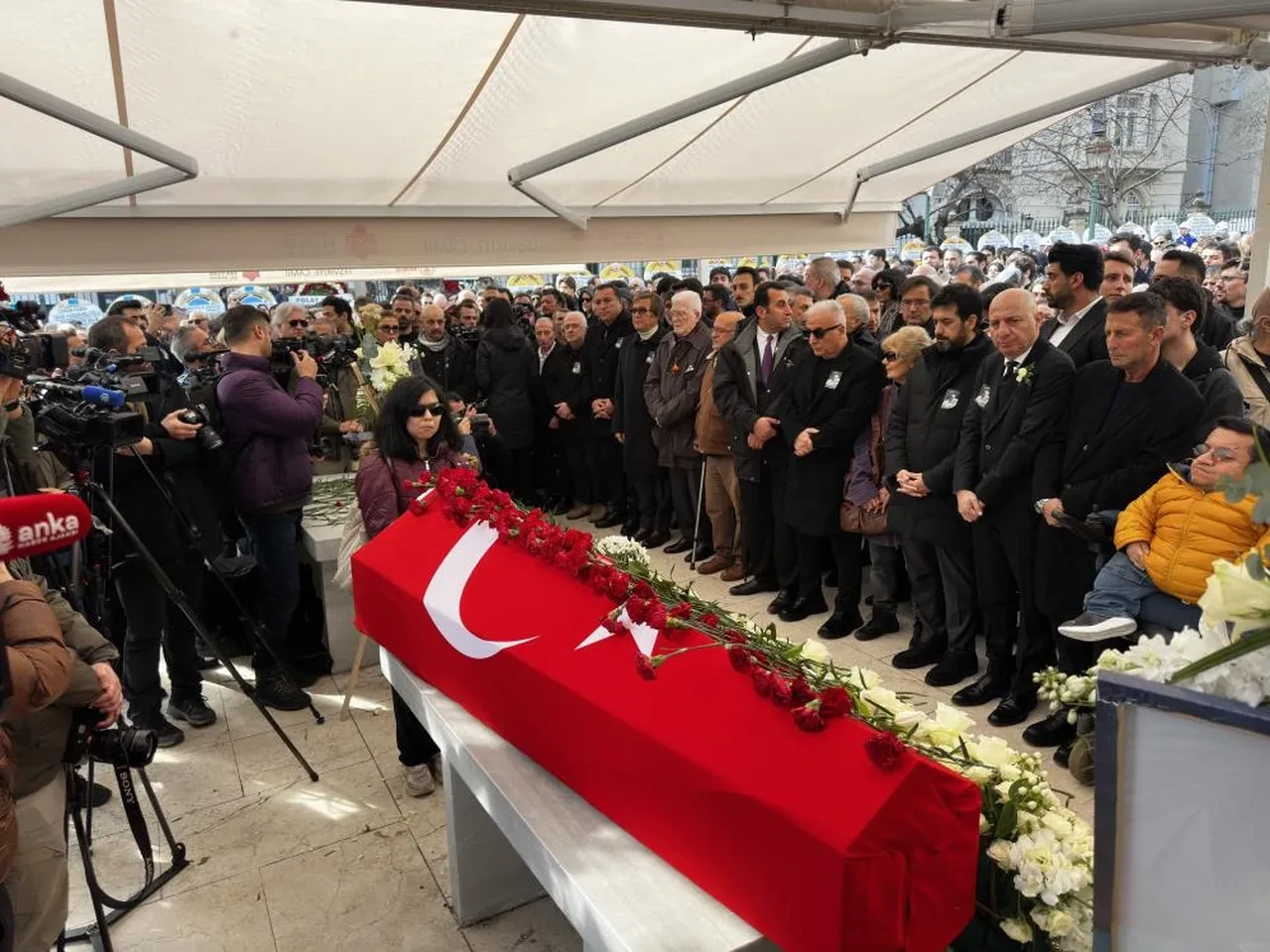 Haldun Dormen'in cenaze töreninde yürekler ağza geldi: Ünlü oyuncu İzzet Günay fenalık geçirdi