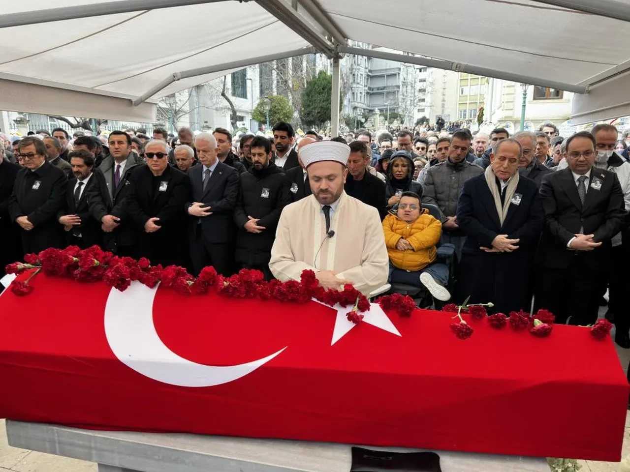 Haldun Dormen'in cenaze töreninde yürekler ağza geldi: Ünlü oyuncu İzzet Günay fenalık geçirdi