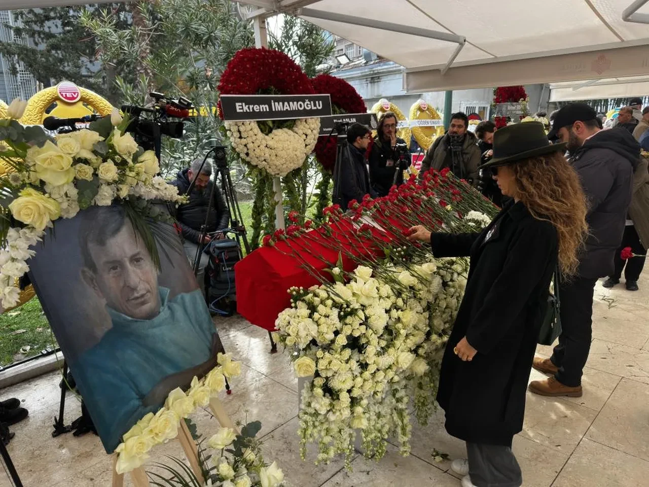 Haldun Dormen'in cenaze töreninde yürekler ağza geldi: Ünlü oyuncu İzzet Günay fenalık geçirdi