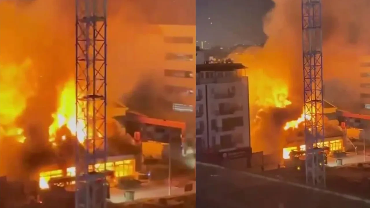 Hatay'da korkutan yangın! Akaryakıt istasyonun yanındaki bina alevlere teslim oldu