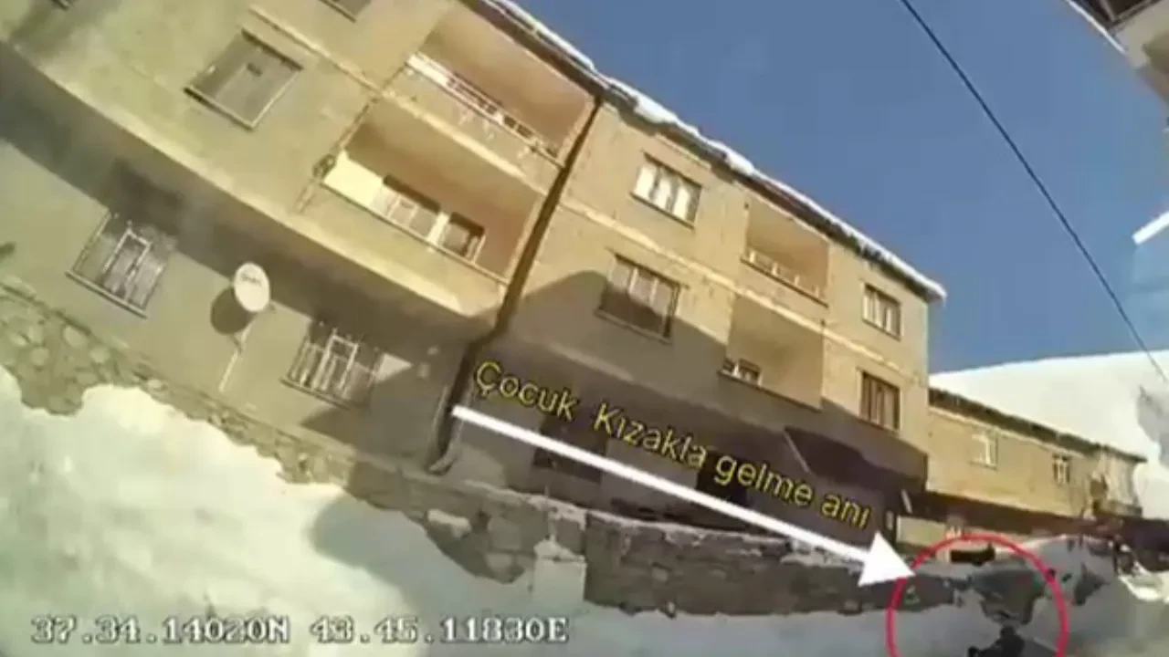 Kızak keyfi faciayla bitti! Otobüsün altına giren çocuk hayatını kaybetti