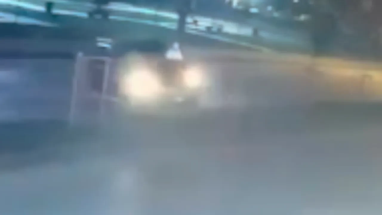 Kontrolden çıkan otomobil refüje çıktı! O anlar kameralara yansıdı